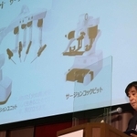 国産初の手術支援ロボット「ｈｉｎｏｔｏｒｉ」について説明するメディカロイドの浅野薫社長＝１１日午後、神戸市中央区港島中町６、神戸ポートピアホテル（撮影・吉田敦史）