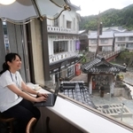 湯村温泉の源泉を見下ろす空き店舗。１２月にもワーケーションに対応するカフェをオープンする＝兵庫県新温泉町湯（撮影・大森　武）