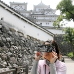 スマートフォンをはめ込んだスコープ。現地にいなくても、散策を疑似体験＝姫路市本町、姫路城