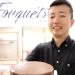 チョコレートケーキ「ザッハトルテ」を持つ神戸フーケの上野浩之取締役＝神戸市中央区加納町１