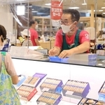 閉店が迫る中、笑顔で接客するそごう西神店の三原浩文さん＝７月３０日、神戸市西区糀台５（撮影・鈴木雅之）
