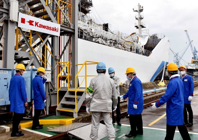 川崎重工業の液化水素運搬船を視察する梶山経産相（右から３人目）ら