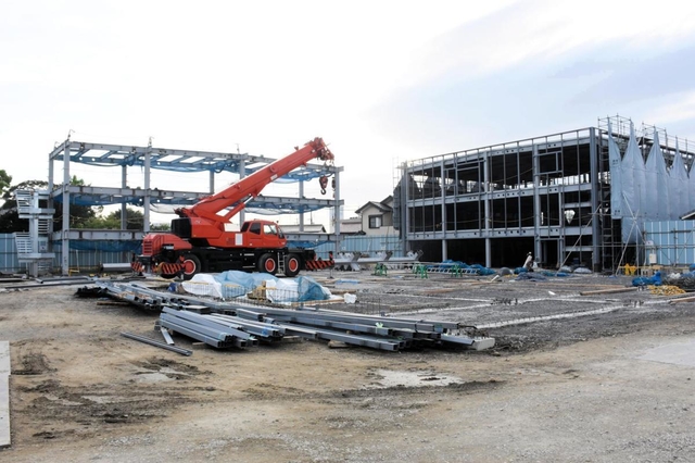 建設が進む新本社（左）と研究棟＝加古川市加古川町平野