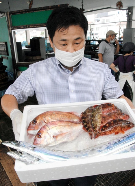 タイやタチウオなどが入った鮮魚セット「中」＝明石市岬町