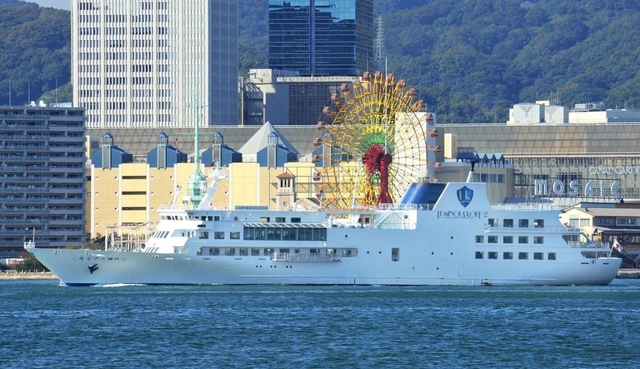 港を出るルミナス神戸２＝２０１１年１１月、神戸市中央区波止場町から