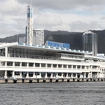 大型客船の入港は市民らを楽しませていたが、新型コロナウイルスの影響で船が入らない日が続く＝神戸市中央区、神戸ポートターミナル