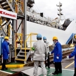 川崎重工業の液化水素運搬船を視察する梶山経産相（右から３人目）ら