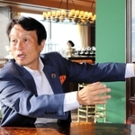 インタビューで、グループの将来像を語る南部靖之代表＝淡路市野島大川、青海波「海の舎」