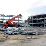 建設が進む新本社（左）と研究棟＝加古川市加古川町平野