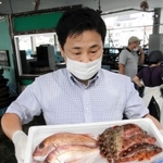 タイやタチウオなどが入った鮮魚セット「中」＝明石市岬町