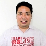 「倍返しキャンペーン」のチラシを持つ情熱ダイニングの池原晃喜社長＝神戸市中央区下山手通２