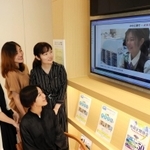 自作したみなと銀行の企業イメージ動画に見入る武庫川女子大学の学生ら＝同行鳴尾支店