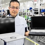 レッツノートの最新機種（左）と初代機種を持つ矢吹精一神戸工場長＝神戸市西区高塚台１