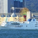 港を出るルミナス神戸２＝２０１１年１１月、神戸市中央区波止場町から