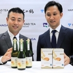 共同開発した梅酒と、使った紅茶を紹介する沢の鶴の西村隆社長（左）と富永貿易の富永昌平社長＝神戸市中央区北野町４