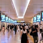 ルクア前に並んだ３０面の電子看板。人の視線を感知する＝大阪市北区のＪＲ大阪駅