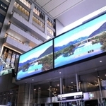 年代や性別を識別できるＡＩカメラを備えた電子看板＝大阪市北区のＪＲ大阪駅