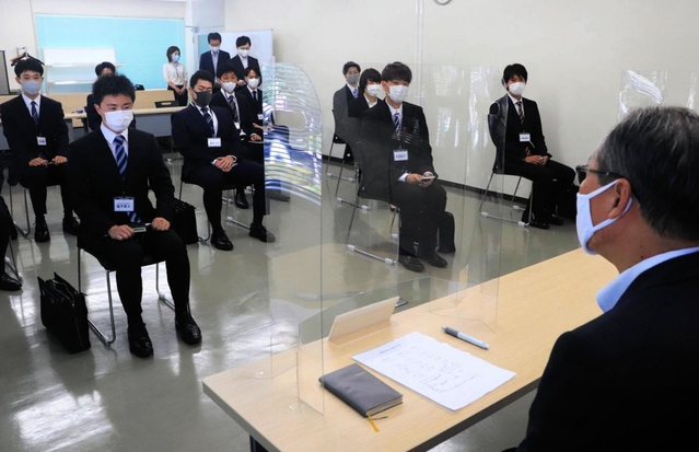 対面で実施した六甲バターの内定式。感染防止のためアクリル板を設置した＝神戸市中央区坂口通１
