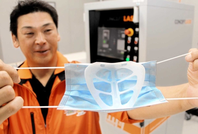 マスクの内側につける器具を作った伊福精密の伊福元彦社長＝神戸市西区伊川谷町潤和