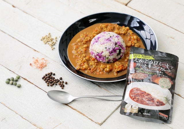 ソライナがアメリカでテスト販売する「えんどう豆ミートで作ったキーマカレー」（同社提供）