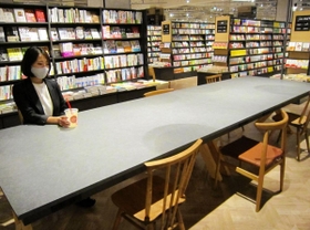 ２７日に開業する「ツタヤ・ブックストア　ホームズ尼崎店」。店内に配置してある椅子などを買うこともできる＝尼崎市下坂部３