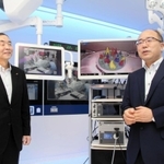 手術支援ロボットの開発に協力した藤澤正人・神戸大大学院医学研究科長（右）とメディカロイドの田中博文副社長＝神戸市中央区港島南町１