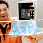 マスクの内側につける器具を作った伊福精密の伊福元彦社長＝神戸市西区伊川谷町潤和