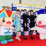 「神戸－宮古（下地島）線」の就航をＰＲする宮古島のご当地キャラたち＝２５日午前、神戸空港（撮影・中西幸大）