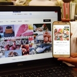 県内農水産物販売のまとめサイト「御食国ひょうご」のスマートフォンとパソコンの画面＝県庁