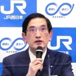 記者会見するＪＲ西日本の長谷川一明社長＝３０日午後、大阪市（撮影・前川茂之）