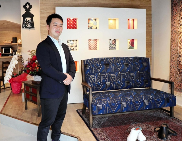改装オープンした店内に立つ永田良介商店の永田泰資店主＝神戸市中央区三宮町３