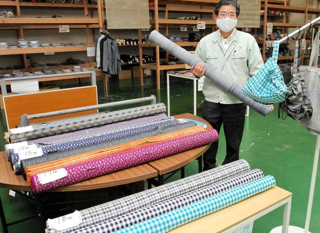 多様な柄をした抗ウイルス加工の生地も販売＝播州織工業協同組合