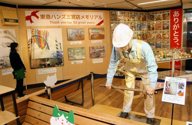 開業当時の写真や過去のチラシなどを並べた展示コーナー＝神戸市中央区、東急ハンズ三宮店