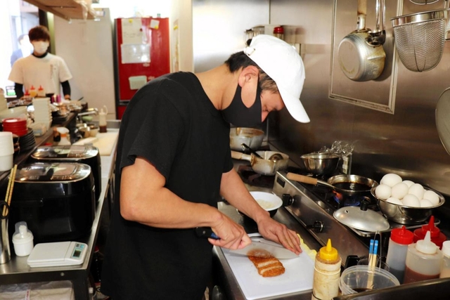 焼き肉店の厨房（ちゅうぼう）で、吉兵衛のかつ丼を調理。マニュアル通りにすれば、誰でも専門店の味を再現できる＝神戸市灘区浜田町３