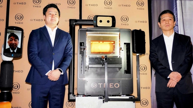 バウムクーヘンを焼くＡＩオーブンを公開したユーハイムの河本英雄社長（右）とアバターインの深堀昴最高経営責任者＝東京都渋谷区