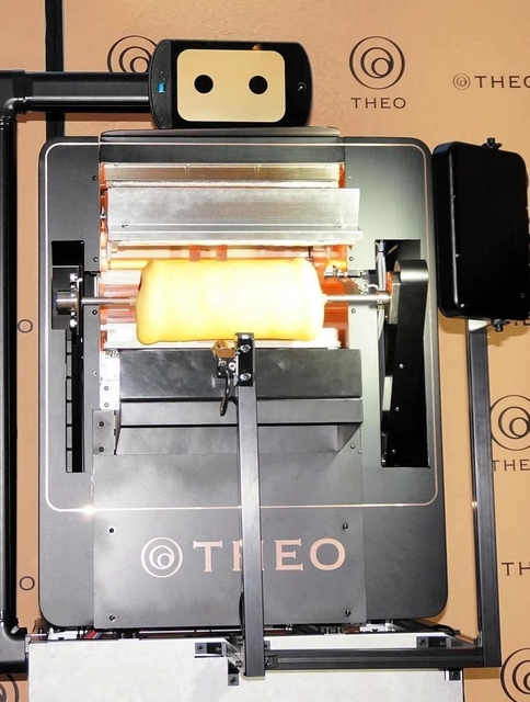 ユーハイムなどが開発中のＡＩオーブンで焼けるバウムクーヘン＝東京都渋谷区神宮前