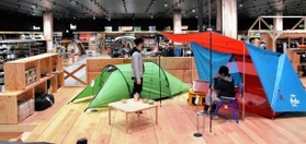 広々とした店内に並ぶテント＝明石市大蔵海岸通２、アルペンアウトドアーズ明石大蔵海岸店