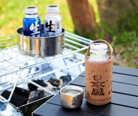 日本盛がモンベルと連携した生原酒ボトル缶。おちょことカバーがセット（日本盛提供）