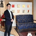 改装オープンした店内に立つ永田良介商店の永田泰資店主＝神戸市中央区三宮町３