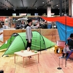 広々とした店内に並ぶテント＝明石市大蔵海岸通２、アルペンアウトドアーズ明石大蔵海岸店