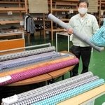 多様な柄をした抗ウイルス加工の生地も販売＝播州織工業協同組合