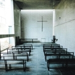 建築家、安藤忠雄さんが手がけた「風の教会」の礼拝堂＝神戸市灘区（ナノヒューマンプロモーション提供）