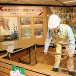 開業当時の写真や過去のチラシなどを並べた展示コーナー＝神戸市中央区、東急ハンズ三宮店