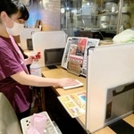 間隔を広げ、仕切りを置いたカウンター席＝神戸市中央区、土佐清水ワールド雲井通本店