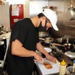 焼き肉店の厨房（ちゅうぼう）で、吉兵衛のかつ丼を調理。マニュアル通りにすれば、誰でも専門店の味を再現できる＝神戸市灘区浜田町３