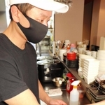 焼き肉店の厨房（ちゅうぼう）で、吉兵衛のかつ丼を調理。マニュアル通りにすれば、誰でも専門店の味を再現できる＝神戸市灘区浜田町３