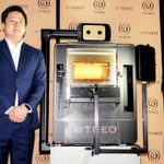 バウムクーヘンを焼くＡＩオーブンを公開したユーハイムの河本英雄社長（右）とアバターインの深堀昴最高経営責任者＝東京都渋谷区