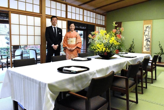 伝統建築を活用して食と文化発信の実証実験に取り組む松廼家の鵜殿麻里絵さん（右）とＪＲ西日本の担当者＝神戸市中央区北野町４