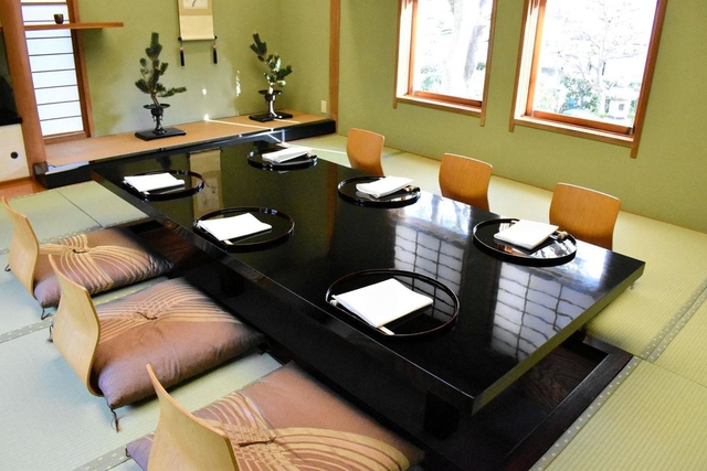 窓越しに枯れ山水の庭が楽しめる客席＝神戸市中央区北野町４