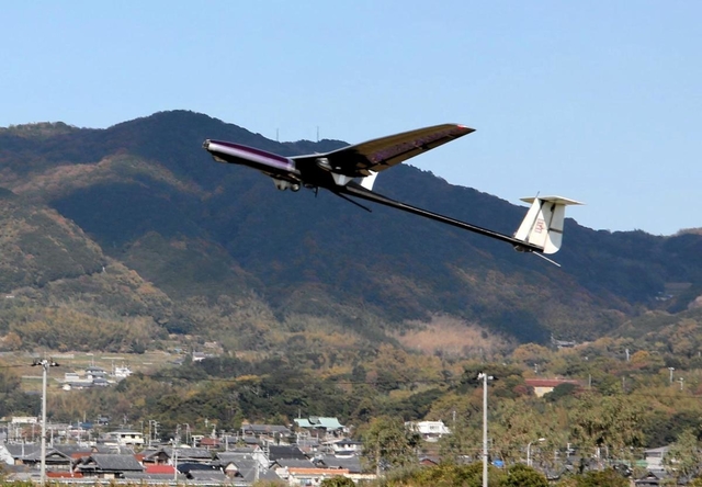 上空の大気を観測するため飛び立つ新明和工業製のドローン＝淡路市生穂新島